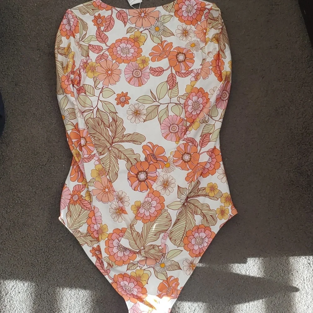 Cupshe One Piece Bathing Suit - Picture 3 of 10